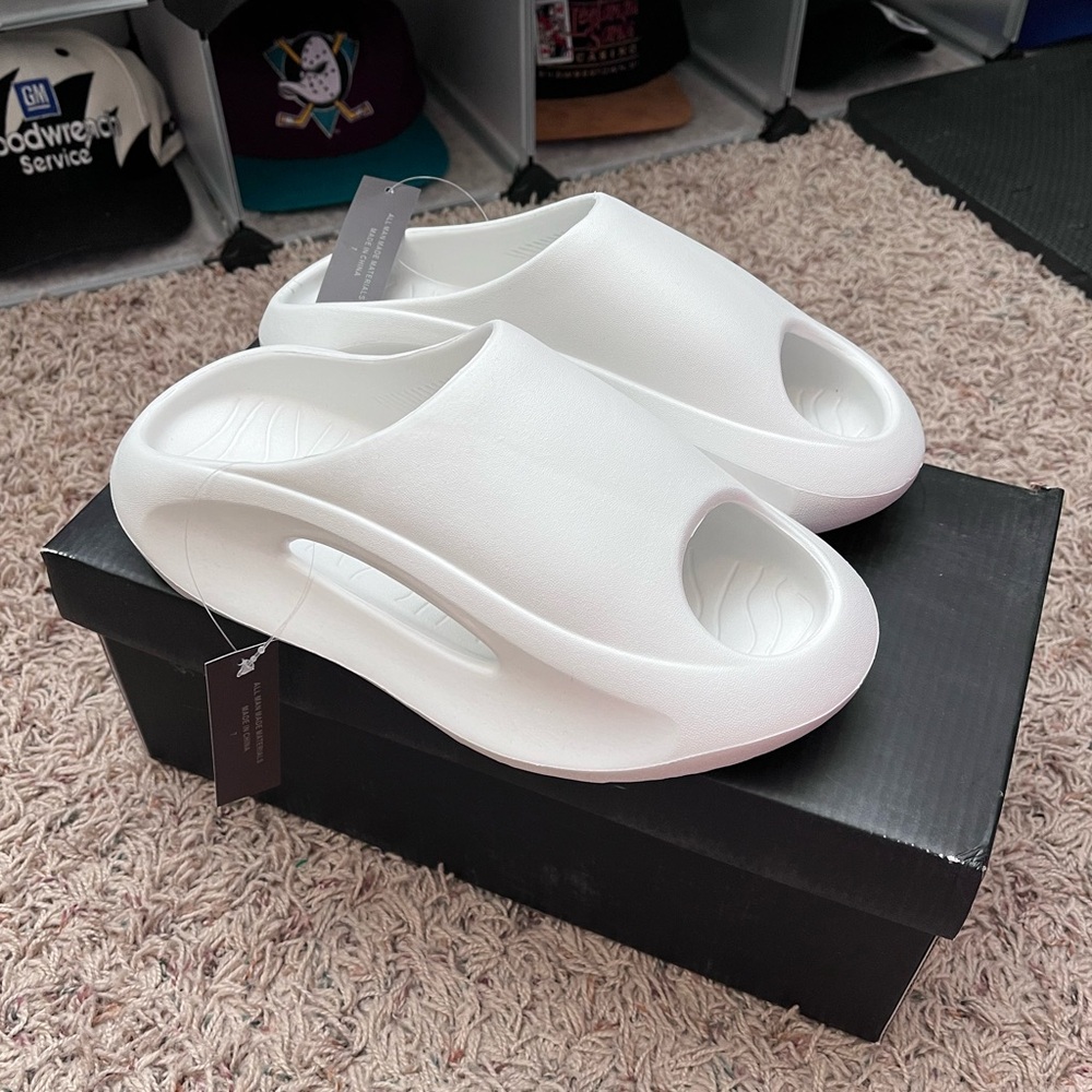 Trillium Slides, Womens 7, Palmer White
